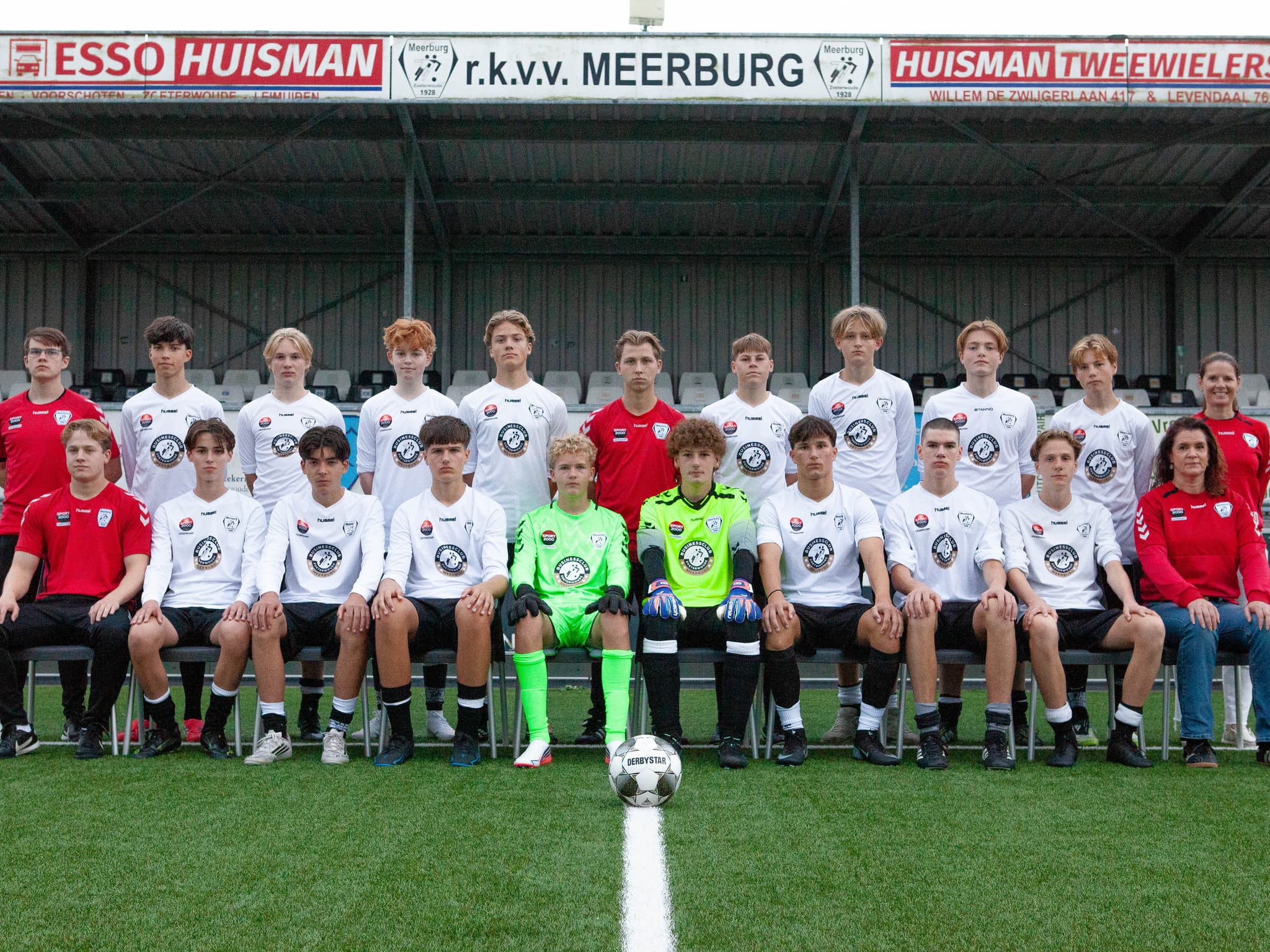 Neem je wedstrijdshirt mee, we gaan op de foto!